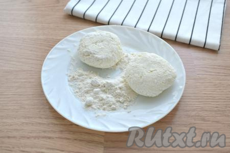 Слегка прижимаем сырники сверху ладонью и обваливаем их в муке со всех сторон. Такая простая процедура необходима, чтобы сырники не приставали к сковороде во время жарки и хорошо держали форму.