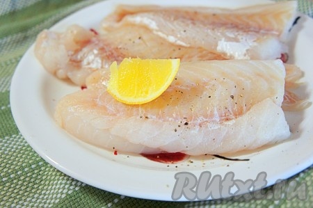 Филе трески вымыть, просушить бумажным полотенцем. Сделать надрезы, поперчить и полить лимонным соком. Оставить филе трески мариноваться на 10-15 минут.