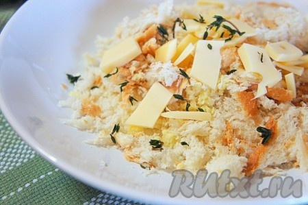 Хлеб поломать на кусочки, чеснок пропустить через пресс, добавить сыр, тимьян, немного соли.