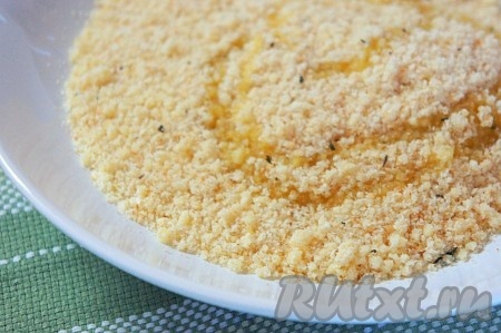 Добавить к измельчённой хлебной массе оливковое масло, перемешать. Основа для будущей хлебной корочки готова.