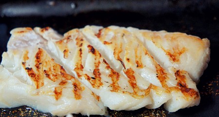 Треску обжарить на сковороде-гриль без добавления масла по 1-2 минуты с каждой стороны.