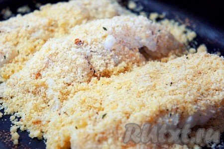 Духовку предварительно разогреть до 200 градусов. Форму сбрызнуть оливковым маслом, выложить обжаренное филе трески в форму. Сверху рыбы выложить приготовленную заранее хлебную "панировку", немного утрамбовать её руками. Рыба со всех сторон должна быть покрыта хлебной "панировкой".