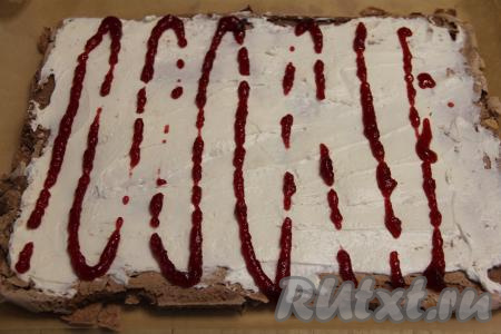 Джем выложить в кулинарный мешок и отсадить на крем в виде полосок. Если нет кулинарного мешка, можно нанести ложкой.