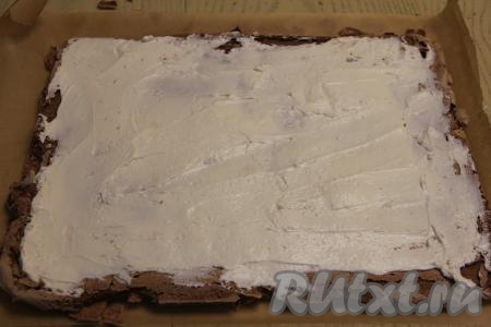 Готовый корж достать из духовки, остудить на коврике. Маскарпоне соединить с сахарной пудрой и перемешать на низких оборотах миксера. Аккуратно перевернуть остывший меренговый корж на пергамент, снять коврик (или пергамент), на котором он выпекался. Равномерно смазать корж кремом из маскарпоне.