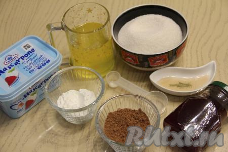 Подготовить продукты для приготовления меренгового рулета с маскарпоне. Яйца аккуратно разделить на белки и желтки. В белки не должно попасть ни капли желтка, иначе они не взобьются. Взвесить белки. Для приготовления рулета нам потребуется 200 грамм белков. В зависимости от величины яиц для получения нужного количества белков может потребоваться от 5 до 7 яиц.