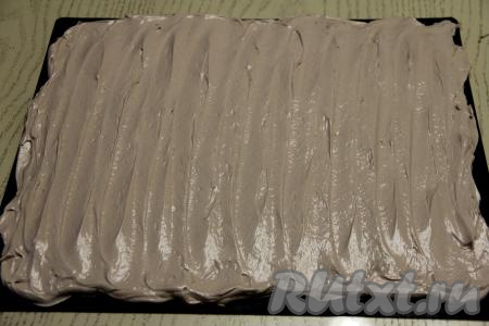 На противень (я взяла противень размером 40 на 50 сантиметров), застеленный тефлоновым ковриком (или пергаментом) выложить белковую массу, разровнять её. По желанию, можно сформировать невысокие волны.
