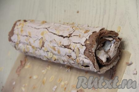 Свернуть меренговый корж с маскарпоне и джемом в рулет, помогая пергаментом. Завернуть рулет в пергамент и положить в холодильник на пару часов.