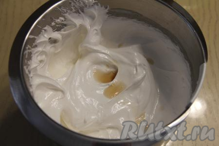 Влить в белковую массу уксус и перемешать лопаткой.