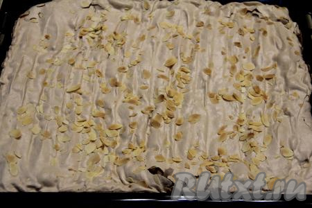 Выпекать меренговый корж в разогретой духовке минут 20 при температуре 180 градусов. Поверхность коржа должна стать хрустящей и ломкой.