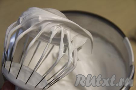 Затем, продолжая взбивать миксером, всыпать тонкой струйкой сахар и лимонную кислоту, взбивать ещё минут 8-10 (до стойких пиков). Время взбивания зависит от мощности миксера.