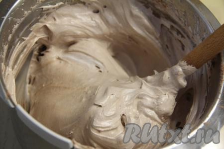 Перемешать массу лопаткой до однородности. Белковая масса получится очень воздушной.