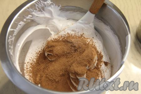 Всыпать крахмал и просеянное какао.