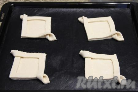 Выложить заготовки слоек на противень, застеленный тефлоновым ковриком (или пергаментом).