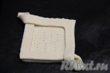 Донышко каждой слойки наколоть вилкой.