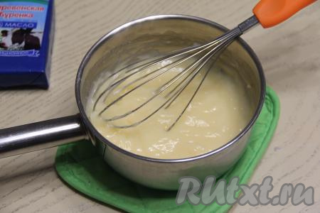 Довести крем, непрерывно помешивая, до кипения, затем проварить, продолжая постоянно перемешивать, минуты 2-3 (до загустения крема). Снять заварной крем с огня.