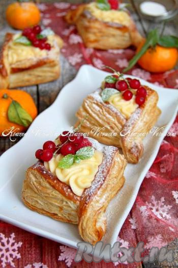 Украсить, по желанию, выпечку ягодами или, например, кокосовой стружкой и подать к столу.&nbsp;Нежные, аппетитные, вкусные слойки с заварным кремом станут идеальным дополнением к чаю или кофе.
