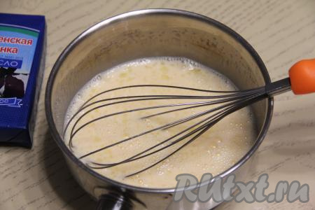 Перемешать содержимое сотейника венчиком и поставить на средний огонь.&nbsp;
