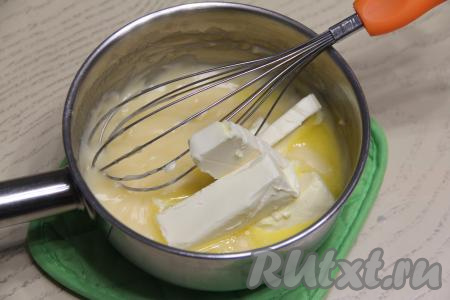 В горячий крем выложить кусочки размягчившегося сливочного масла.