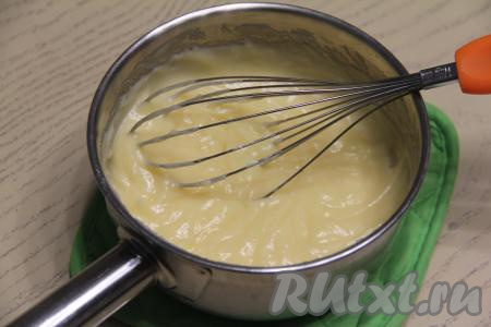 Перемешать крем до однородности. Переложить крем в миску, накрыть его пищевой плёнкой так, чтобы плёнка плотно прилегала к поверхности крема. Благодаря тому, что плёнка плотно прилегает к крему, на поверхности крема не будет образовываться корочка. Дать крему остыть до комнатной температуры, а затем поставить его в холодильник часа на 2, чтобы он стабилизировался (можно его оставить в холодильнике и на ночь).