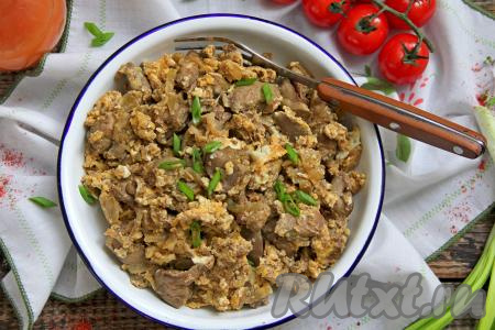 Куриная печень с яйцом на сковороде