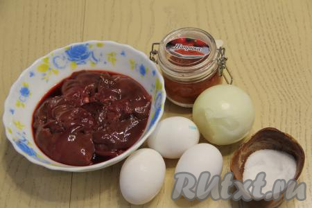 Подготовить продукты для приготовления куриной печени с яйцом на сковороде. Лук почистить. Куриную печень тщательно промыть водой, затем откинуть её на сито, чтобы убрать лишнюю воду.