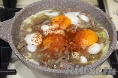 Затем в сковороду с куриной печенью добавить яйца, посолить, всыпать специи (я использовала паприку), перемешать.