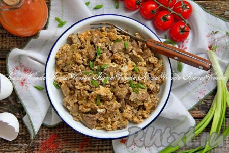 Нежную куриную печень, жареную с яйцами, разложить со сковороды по тарелкам и подать в горячем виде к столу, дополнив гарниром (например, картофелем, макаронами или рисом). Очень вкусно, всем советую!