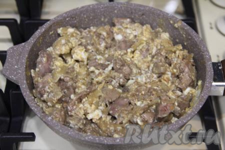 Жарить печень с яйцами, перемешивая, в течение 3-5 минут. Кусочки печёнки покроются яйцами. 