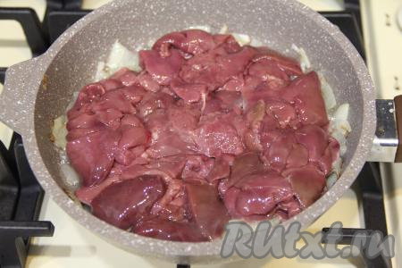 Куриную печень нарезать на средние кусочки, добавить к обжаренному луку, перемешать.