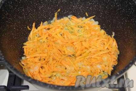 Обжаривать овощи вместе минут 5, иногда перемешивая.