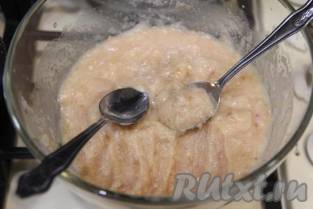 Кнели будем выкладывать с помощью чайной ложки.