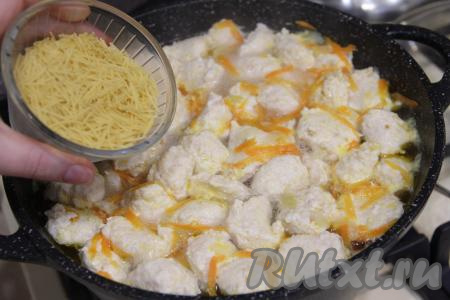 Варить суп с куриными кнелями минут 7, затем посолить по вкусу. Всыпать вермишель, перемешать. Довести до кипения.