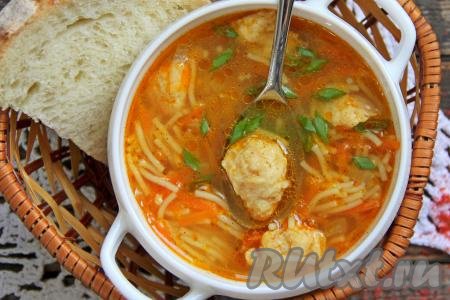 Вкусный, аппетитный суп с нежными куриными кнелями разлить по тарелкам и подать к столу.