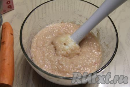 Пробить массу погружным блендером. Куриный фарш для приготовления кнелей получится не густым и вязким.