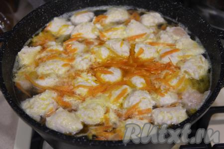 Опустить вначале в закипевшую воду чистую чайную ложку, затем набирать в эту ложку куриный фарш и выкладывать в кастрюлю. Постепенно таким образом выложить весь куриный фарш, дать супу с кнелями закипеть, затем уменьшить огонь.