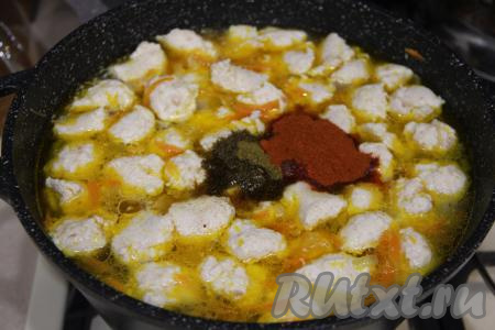 Добавить специи по вкусу, перемешать и проварить 5-7 минут. Продолжительность варки зависит от сорта вермишели, которую вы используете. Вермишель должна стать достаточно мягкой, но не переваренной. Как только вермишель будет готова, накрыть кастрюлю крышкой и дать супу настояться минут 10.