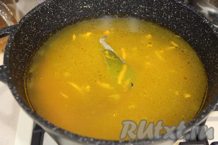 В кастрюлю с обжаренными овощами влить воду. Если вы обжаривали овощи в сковороде, тогда переложите их в кастрюлю, в которой будете варить суп и влейте воду. Добавить в кастрюлю лавровый лист, поставить на огонь. Дать воде закипеть.