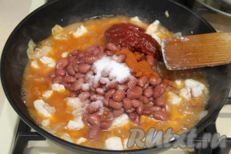 Сюда же выложить томатную пасту, всыпать соль и специи (в качестве специй я взяла паприку).