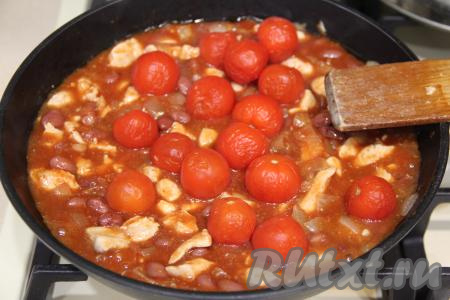 Затем можно добавить помидоры, перемешать. Накрыть сковороду крышкой и тушить ещё 7 минут. Если помидоры добавлять не будете, тогда просто продолжайте далее тушить куриное мясо с фасолью в течение 7 минут.