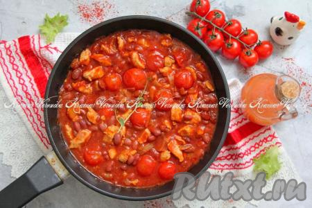 Аппетитное, сочное куриное филе, тушёное с консервированной фасолью в томатном соусе, подать к столу с любым гарниром в горячем виде.