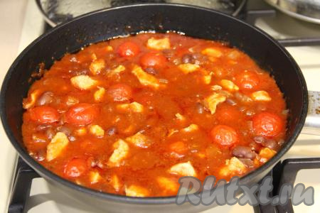 Снять сковороду с огня и оставить блюдо под крышкой на 5 минут.