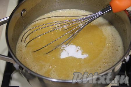 Всыпать соду и перемешать.