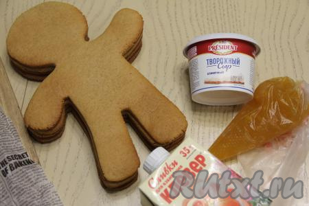 Готовые коржи остудить на коврике, потому что коржи получаются очень мягкими. Сливки для взбивания хорошо охладить. Не холодные сливки будут плохо взбиваться, поэтому их нужно заранее хорошо охладить в холодильнике.