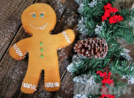 Торт "Пряничный человечек", приготовленный из медовых коржей, получается очень ароматным и вкусным, он украсит любой праздничный стол, включая новогодний.