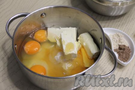 В кастрюле соединить яйца, сахар, мёд, соль и кусочки сливочного масла комнатной температуры. Кастрюля должна быть глубокой, так как в дальнейшем мы будем добавлять соду и масса значительно увеличится в объёме.