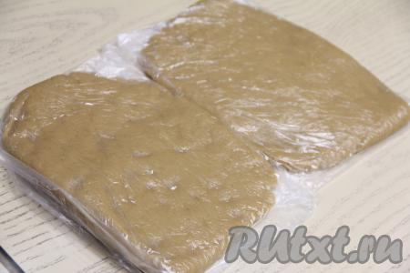 Разделить тесто на две части, поместить в целлофановые пакеты и убрать в холодильник на ночь (или минимум на 5 часов). Я сделала плоские кусочки.