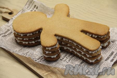 Выложить второй корж. Таким образом собрать торт. У меня получилось 7 коржей. Я приготовила два торта, один - три яруса, другой - 4 яруса.