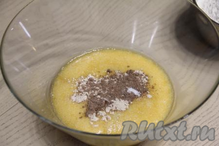 Затем кастрюлю с масляно-медовой смесью убрать с огня, перелить смесь в объёмную миску и сразу добавить молотые корицу и имбирь, перемешать.