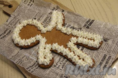 Переложить готовый крем в кондитерский мешок. Остывший медовый корж выложить на доску и отсадить крем по краю коржа. Если нет кондитерского мешка, то просто промажьте кремом корж по краю.