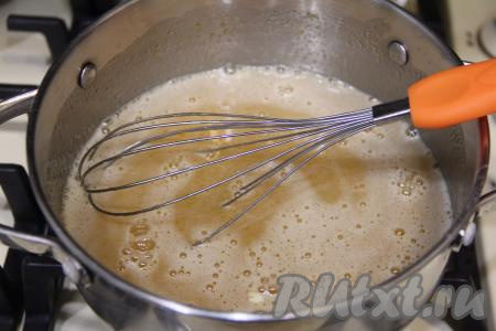 Перемешать массу венчиком, поставить на огонь чуть ниже среднего, помешивая, довести до кипения.